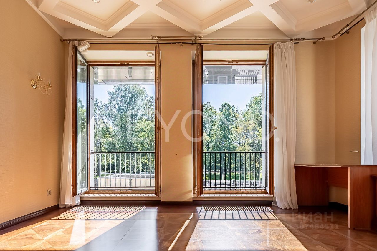 Продажа 4-комн квартиры на вторичном рынке набережная Мартынова, 74Г