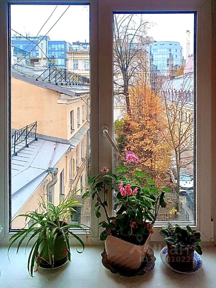 Продажа 2-комн квартиры на вторичном рынке Невский проспект, 108