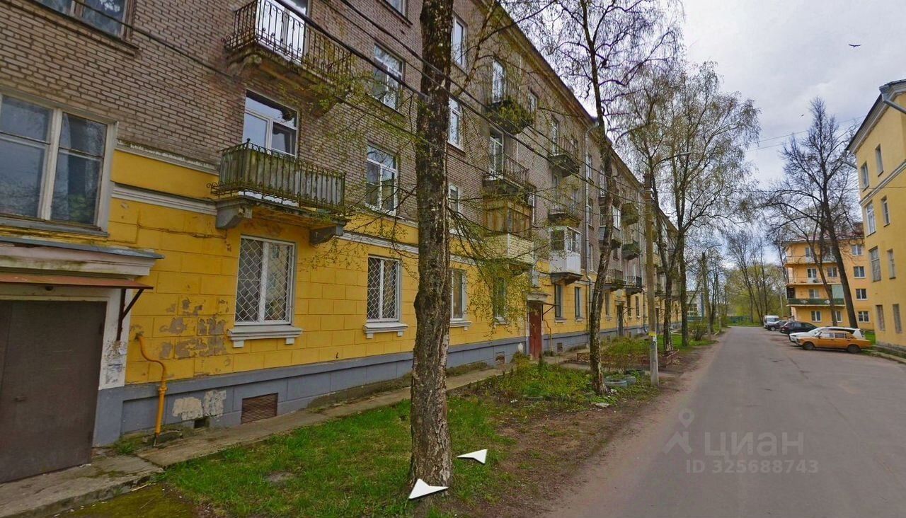 Продажа 2-комн квартиры на вторичном рынке Волхов, улица Марата,  д. 1