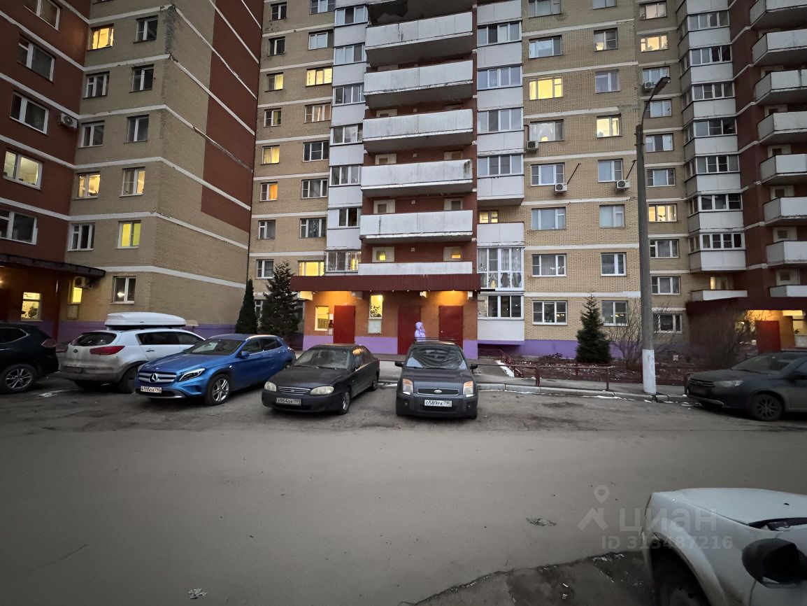 Продажа 3-комн квартиры на вторичном рынке Нахабино пгт, улица Школьная,  д. 13