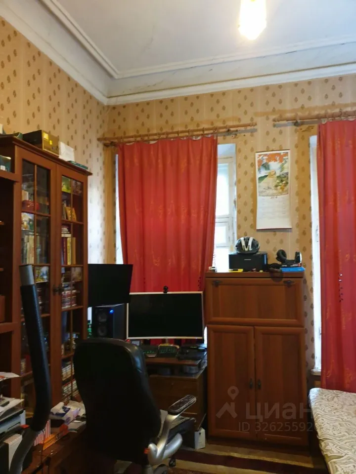 Продажа 6-комн квартиры на вторичном рынке 18-я Васильевского острова линия, 9