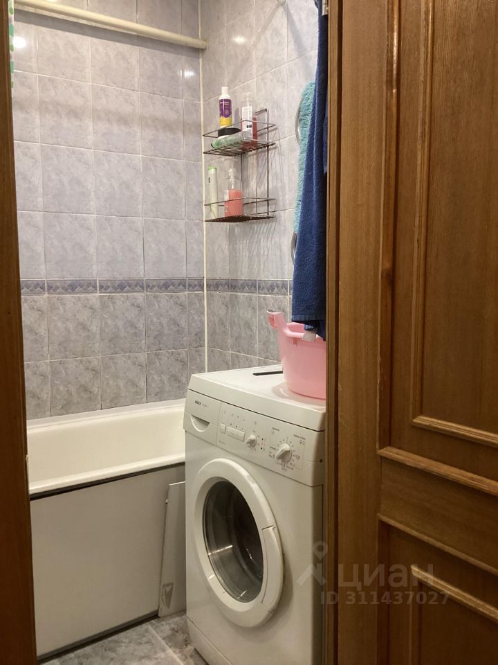 Продажа 2-комн квартиры на вторичном рынке улица Маршала Захарова, 35К2