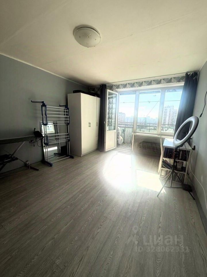 Продажа 1-комн квартиры на вторичном рынке Симферопольский б-р,  д. 20а