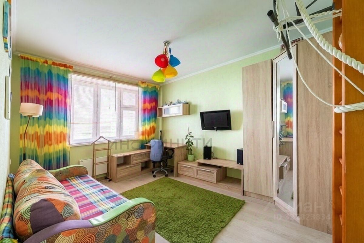 Продажа 3-комн квартиры на вторичном рынке проспект Защитников Москвы,  д. 8