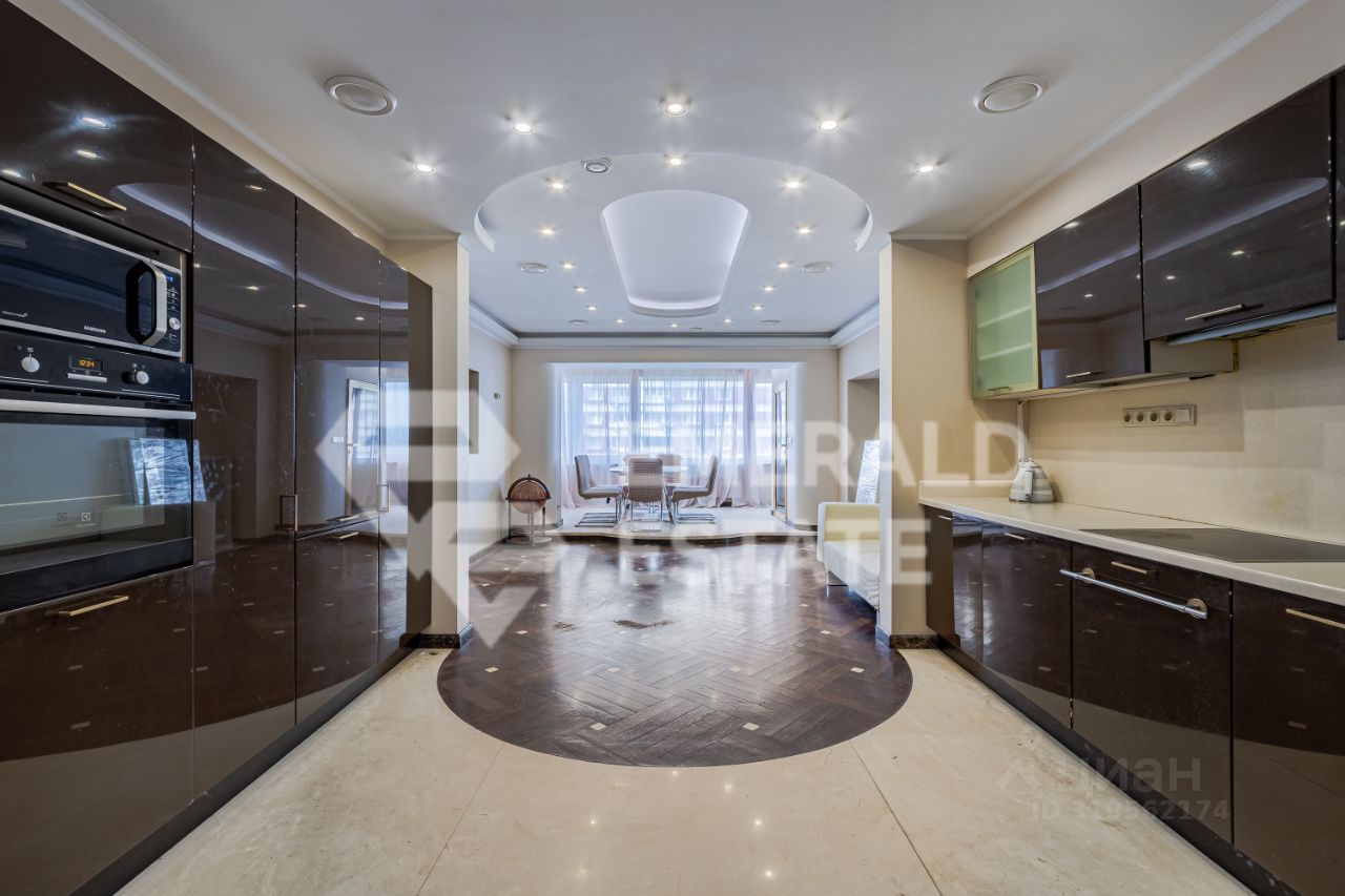 Продажа 4-комн квартиры на вторичном рынке Осенняя улица, 4К2