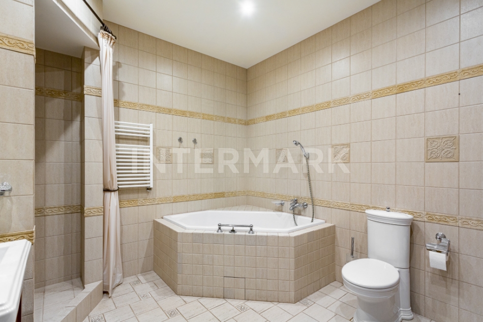 Продажа 4-комн квартиры на вторичном рынке Оболенский пер., 9 корп. 8