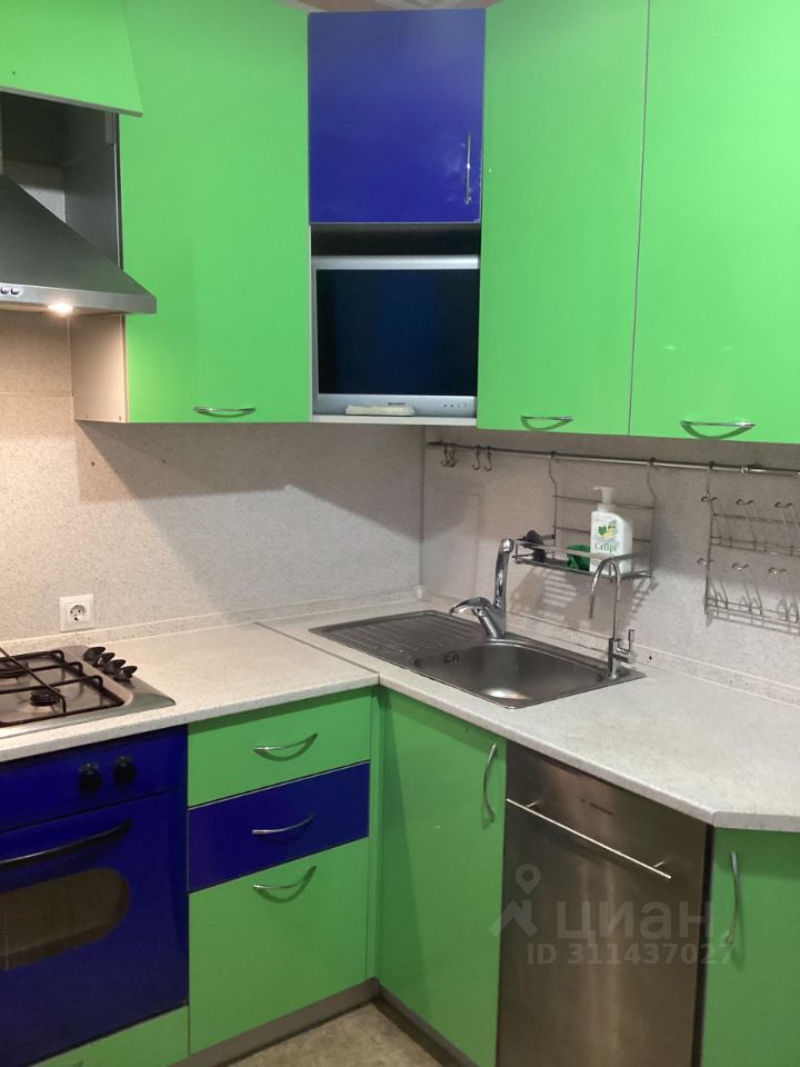 Продажа 2-комн квартиры на вторичном рынке улица Маршала Захарова, 35К2