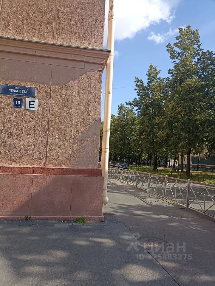 Продажа 4-комн квартиры на вторичном рынке улица Ленсовета, 10