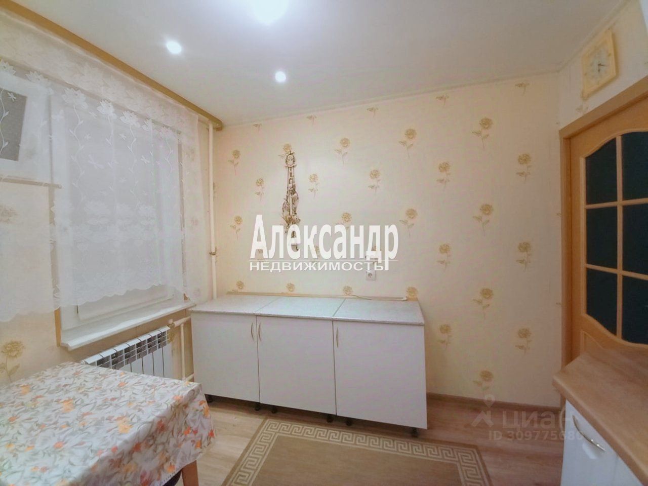 Продажа 3-комн квартиры на вторичном рынке пос. Романовка, 31