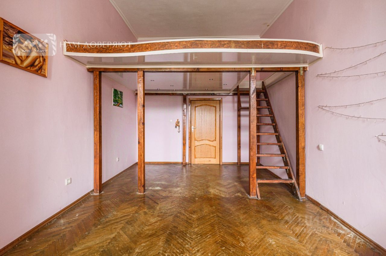 Продажа 6-комн квартиры на вторичном рынке 5-я Васильевского острова линия, 30