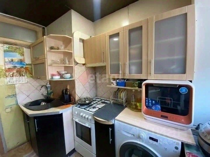 Продажа 3-комн квартиры на вторичном рынке Волхов, улица Марата, 2