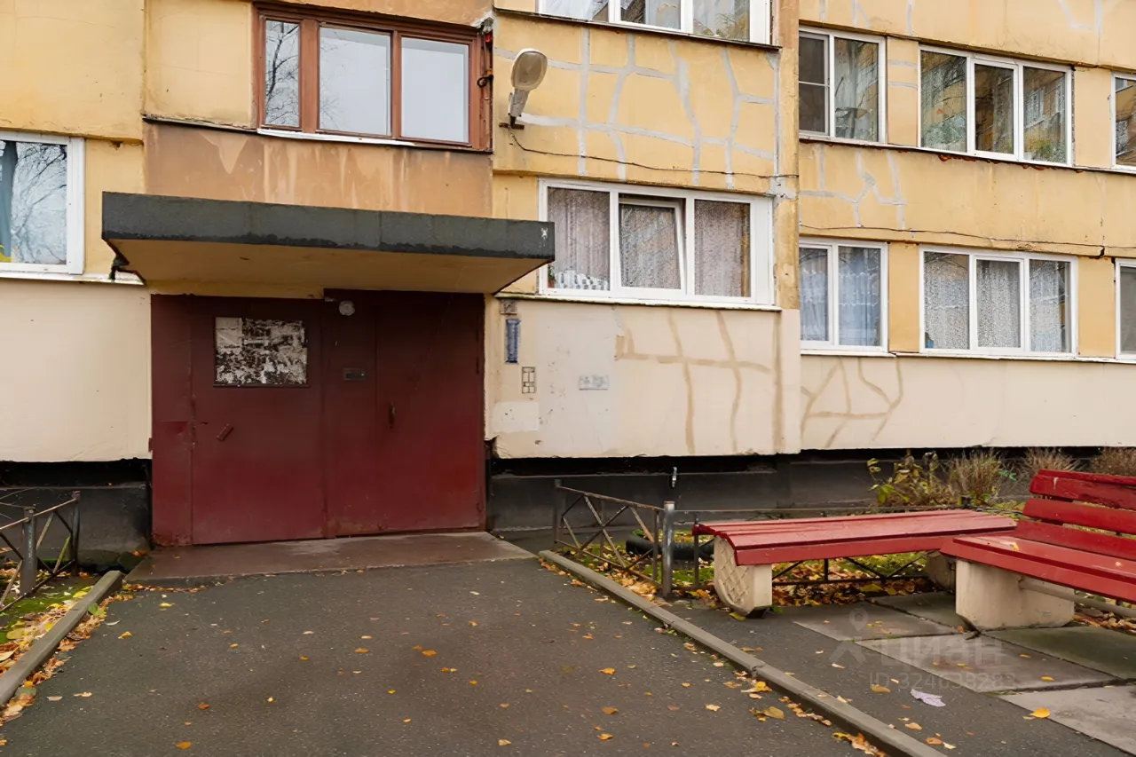Продажа 3-комн квартиры на вторичном рынке Петергофское шоссе, 15к2