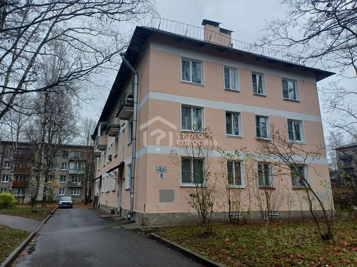 Продажа 2-комн квартиры на вторичном рынке Петергоф, бульвар Разведчика, 6к2
