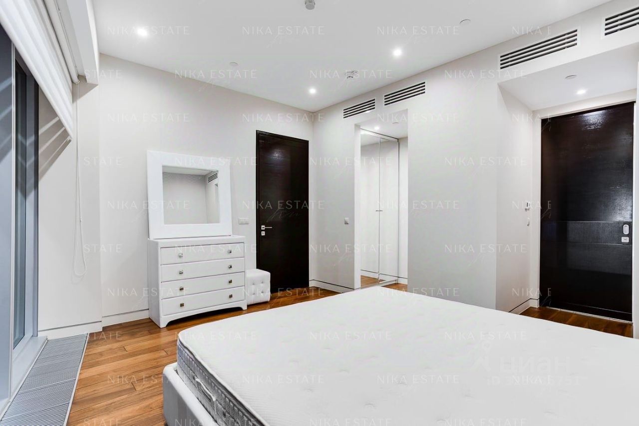 Продажа 3-комн квартиры на вторичном рынке 1-й Красногвардейский проезд, 21с2