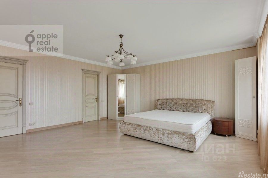 Продажа 4-комн квартиры на вторичном рынке улица Бажова,  д. 8