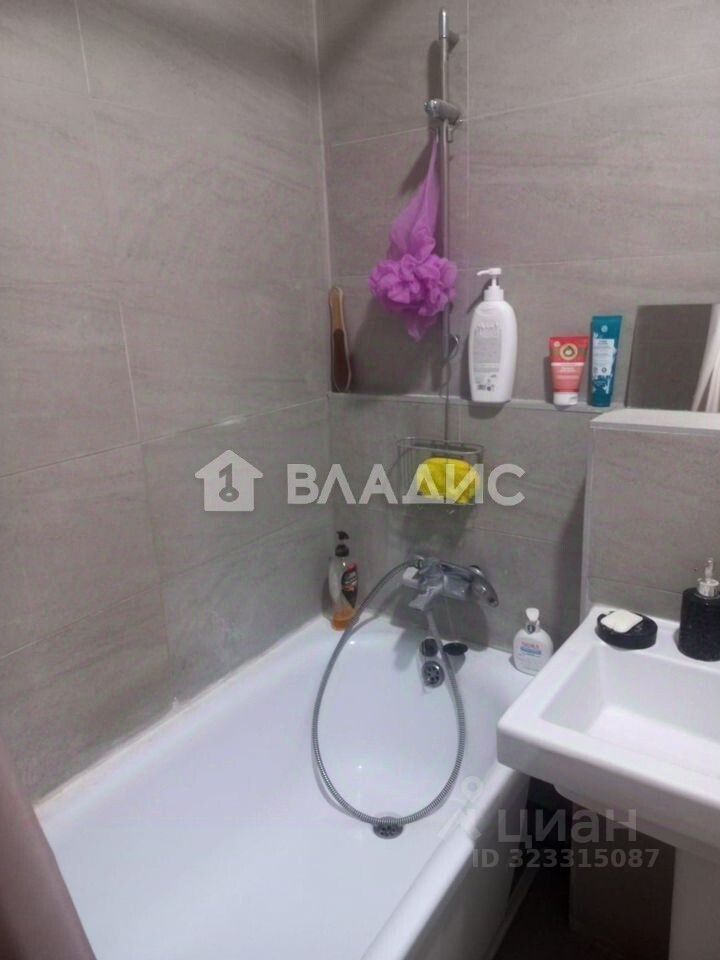 Продажа 1-комн квартиры на вторичном рынке улица Чароитовая, 1к1