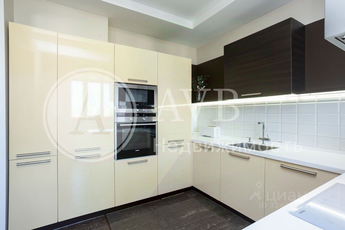 Продажа 3-комн квартиры на вторичном рынке Бухарестская улица, 118к2