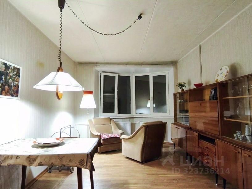 Продажа 3-комн квартиры на вторичном рынке Ломоносов, Александровская улица, 36а