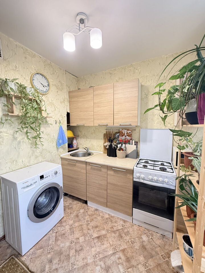 Продажа 1-комн квартиры на вторичном рынке Гатчина, улица Рощинская,  д. 15