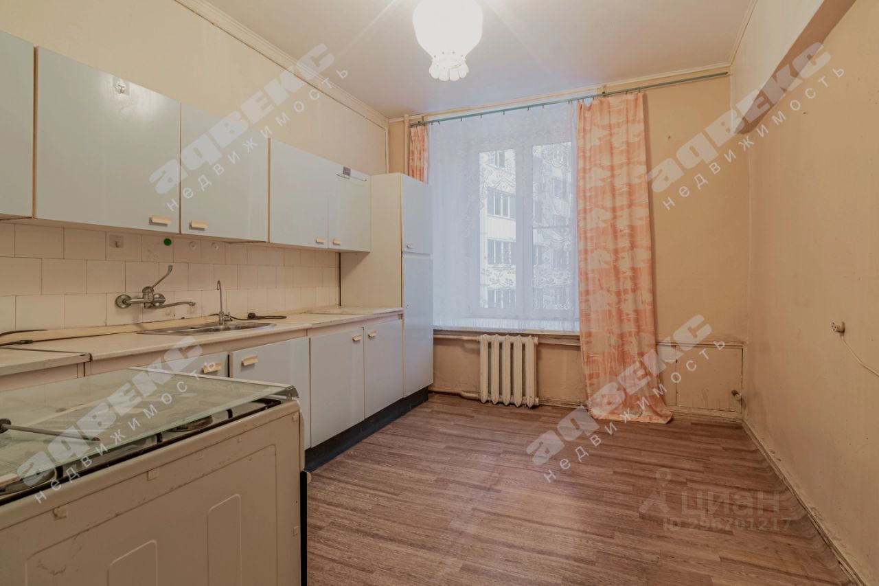 Продажа 3-комн квартиры на вторичном рынке 14-я Васильевского острова линия, 97
