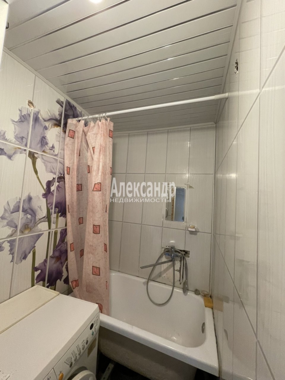 Продажа 3-комн квартиры на вторичном рынке Красное Село г., Нарвская ул. ,  д. 12