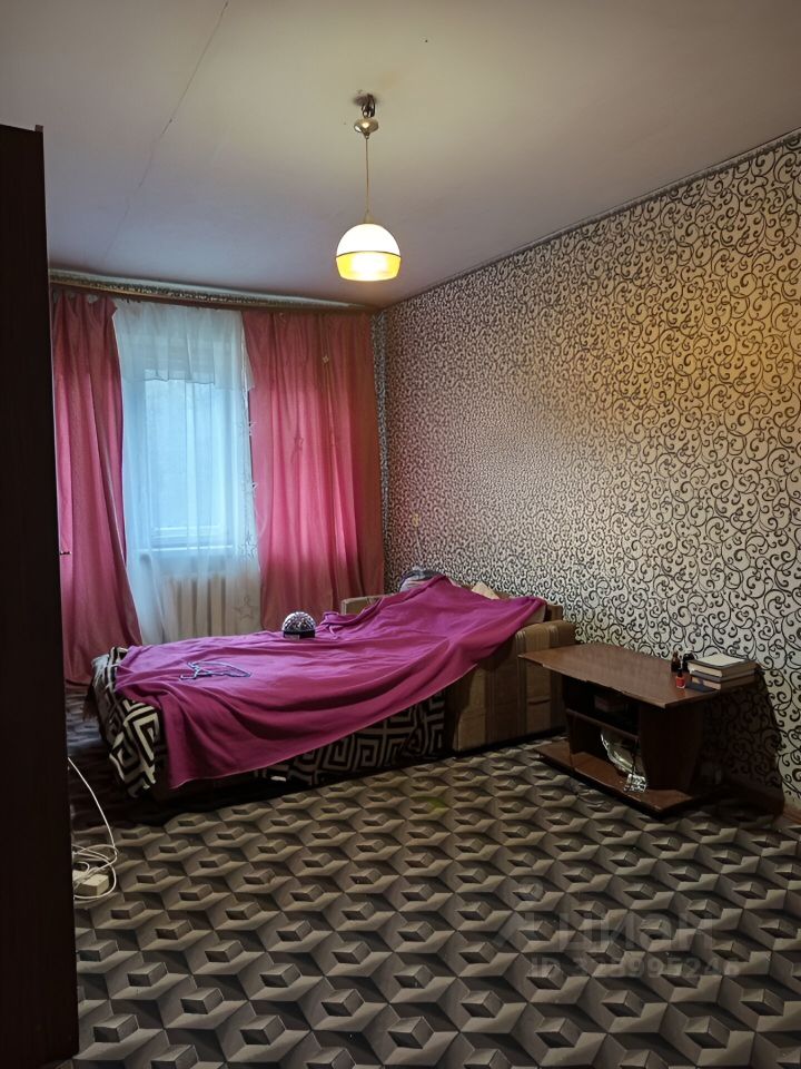 Продажа 2-комн квартиры на вторичном рынке Сланцы, улица Ломоносова,  д. 46