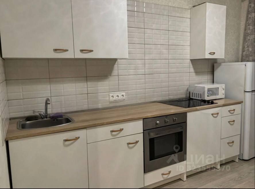 Аренда 2-комн квартиры на вторичном рынке д. Островцы, улица Летчика Волчкова, 1