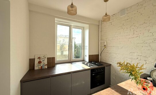 Продажа 2-комн квартиры на вторичном рынке улица Петра Романова,  д. 2