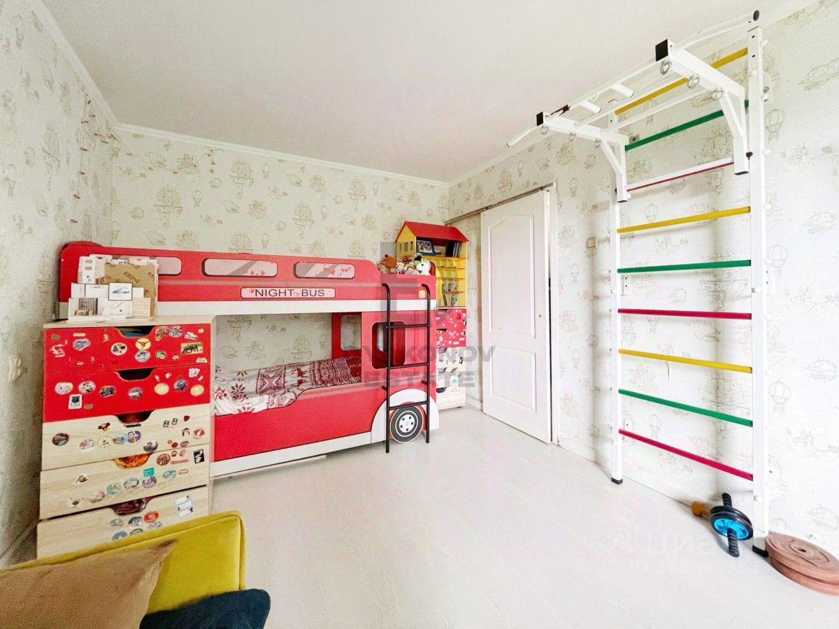 Продажа 3-комн квартиры на вторичном рынке Пушкин, Школьная улица, 61