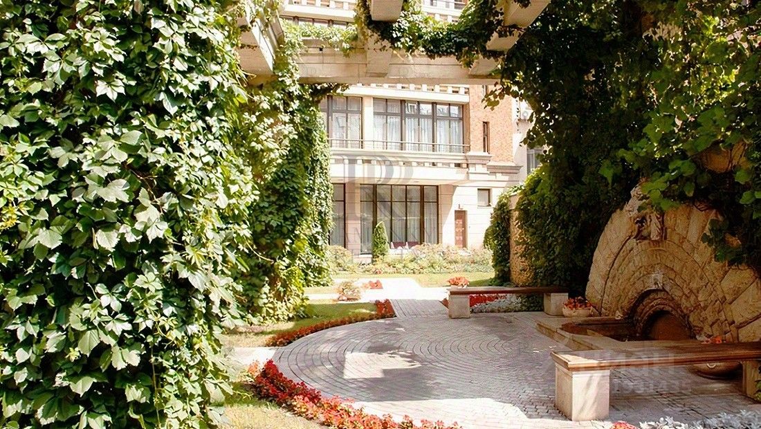 Продажа 4-комн квартиры на вторичном рынке Большой Левшинский переулок, 11