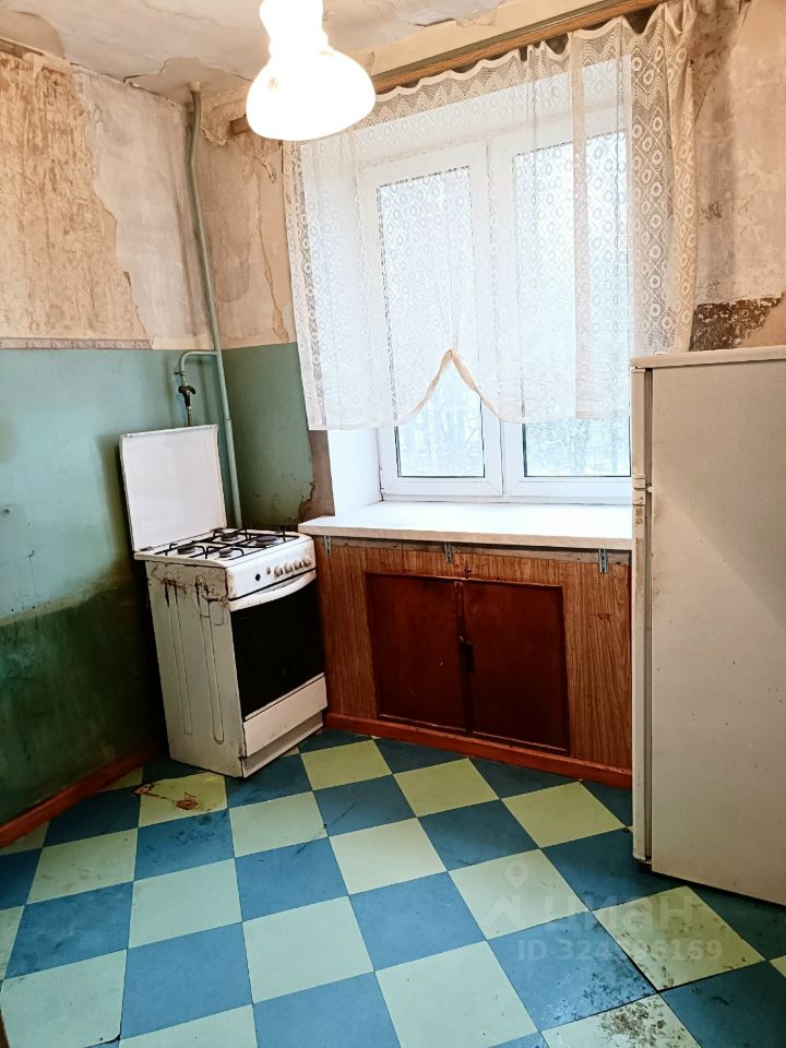 Продажа 2-комн квартиры на вторичном рынке Кириши, Комсомольская улица, 2