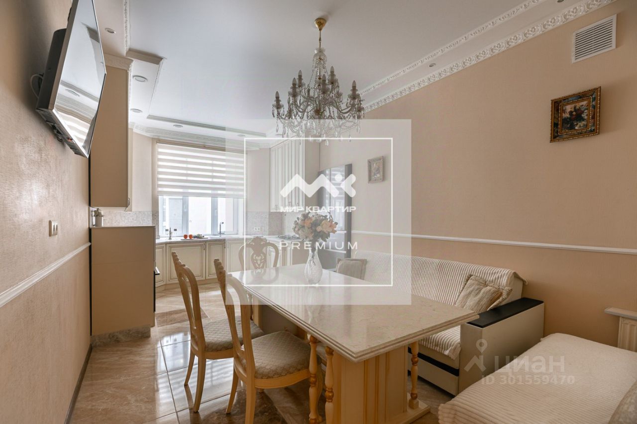 Продажа 4-комн квартиры на вторичном рынке Суворовский проспект, 38Б