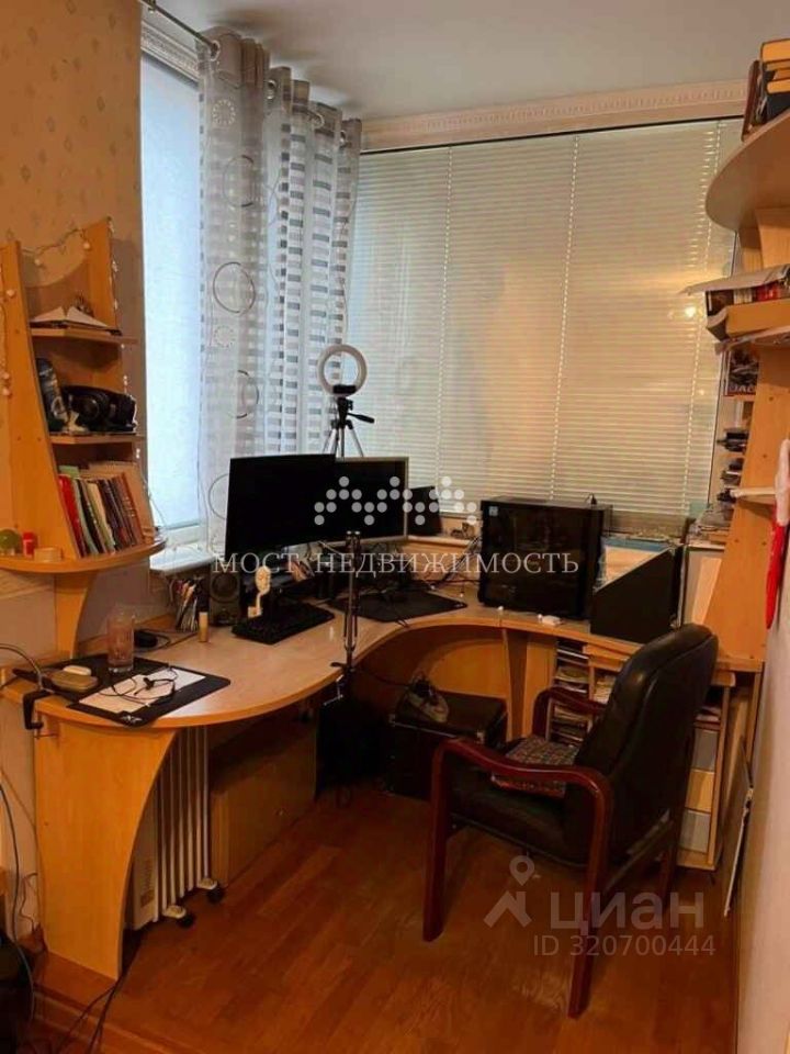 Продажа 4-комн квартиры на вторичном рынке Химки, улица Бабакина, 9