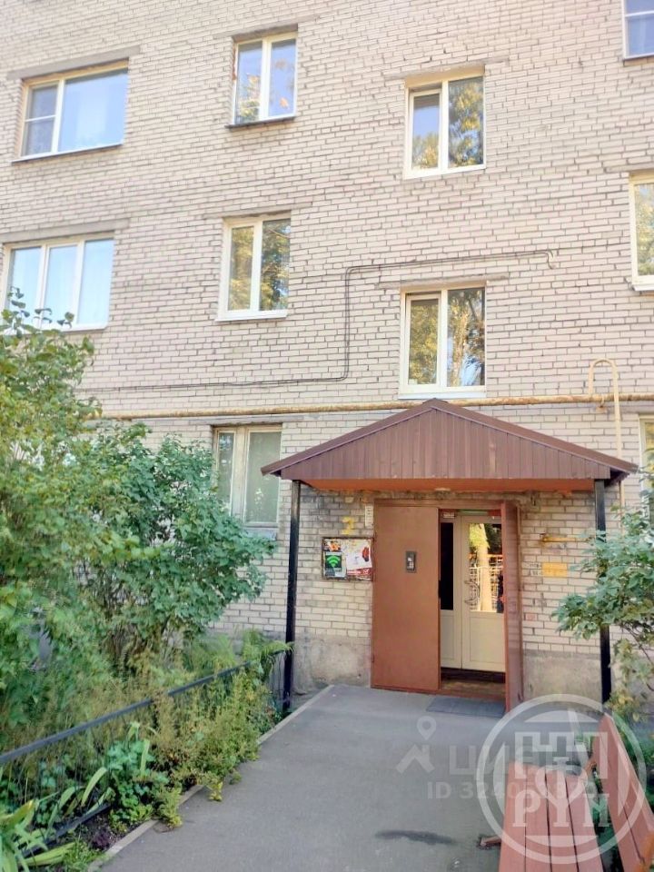 Продажа 2-комн квартиры на вторичном рынке пос. Бугры, Шоссейная улица, 10