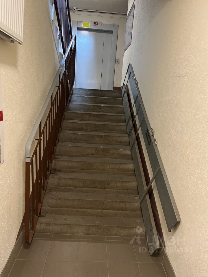 Продажа 2-комн квартиры на вторичном рынке Имени Свердлова пгт, проезд Западный, 10