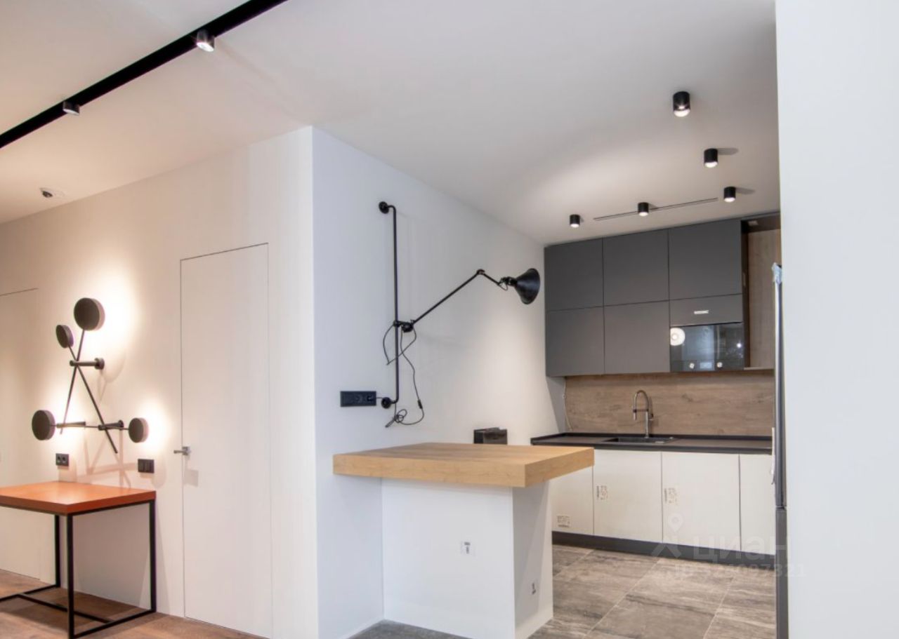 Продажа 3-комн квартиры на вторичном рынке улица Авиаконструктора Сухого, 2к2