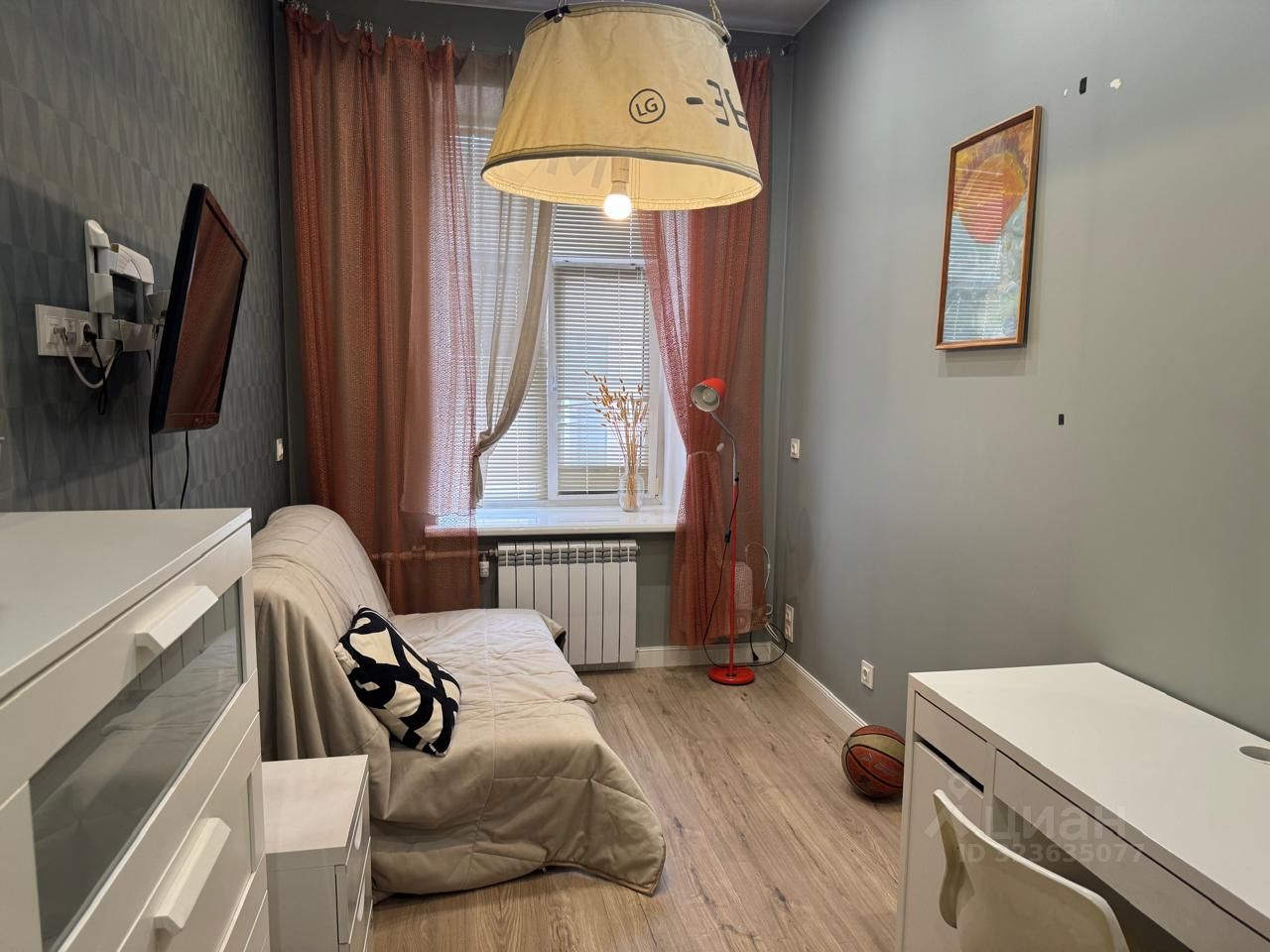 Продажа 3-комн квартиры на вторичном рынке 8-я Васильевского острова линия, 85