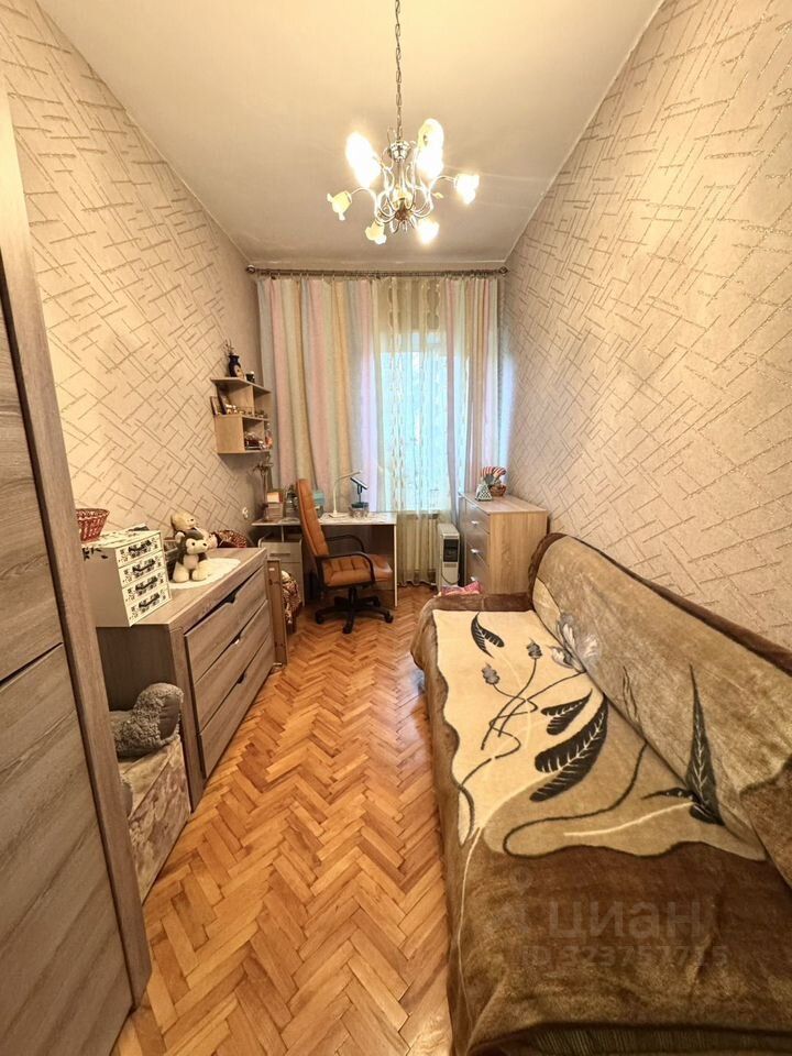 Продажа 3-комн квартиры на вторичном рынке пос. Глебовский, улица Октябрьская, 45