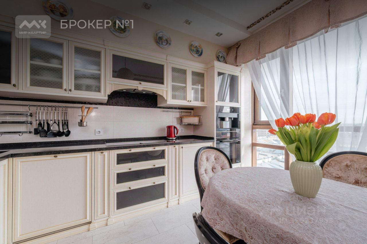 Продажа 3-комн квартиры на вторичном рынке 15-я Васильевского острова линия, 76