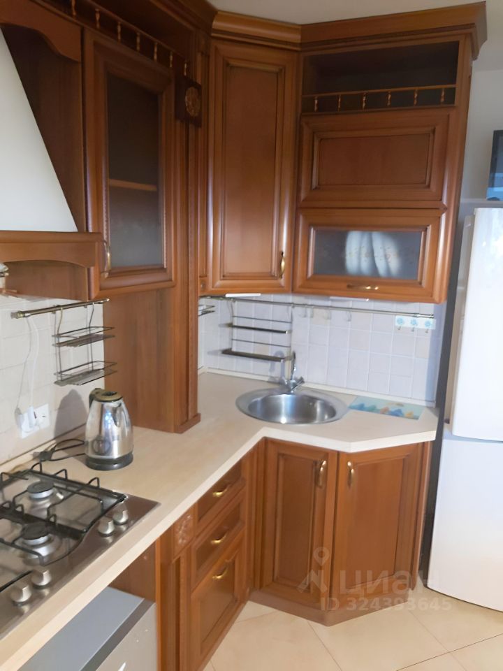 Аренда 3-комн квартиры на вторичном рынке Малахитовая улица,  д. 17