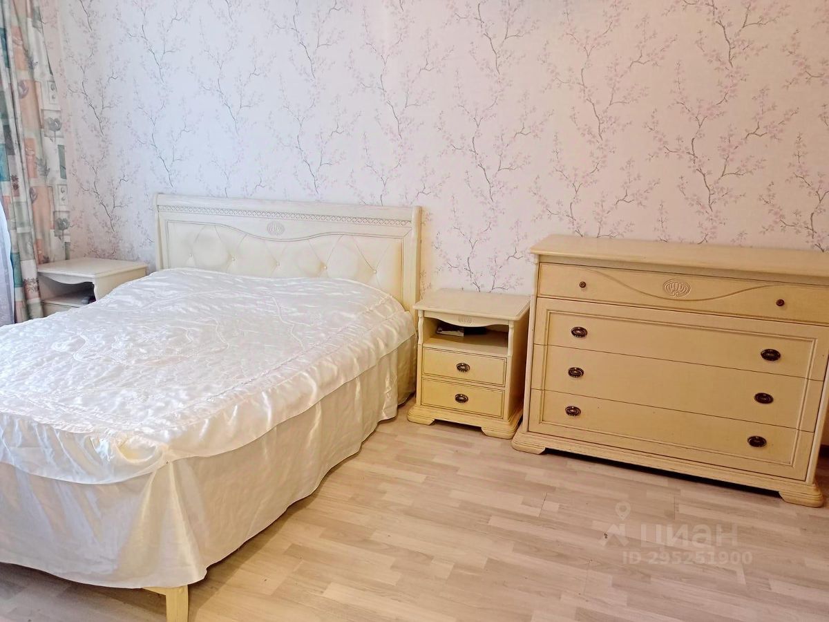 Продажа 3-комн квартиры на вторичном рынке пос. Металлострой, Садовая улица, 2к3
