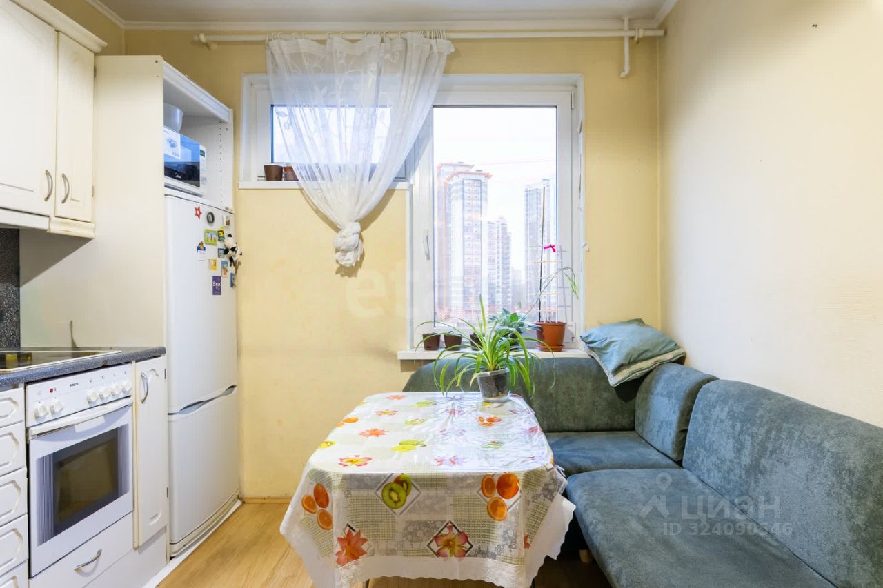 Продажа 3-комн квартиры на вторичном рынке Дунайский проспект, 7