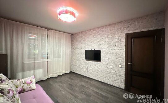 Аренда 2-комн квартиры на вторичном рынке Защитников Москвы пр-кт,  д. 10