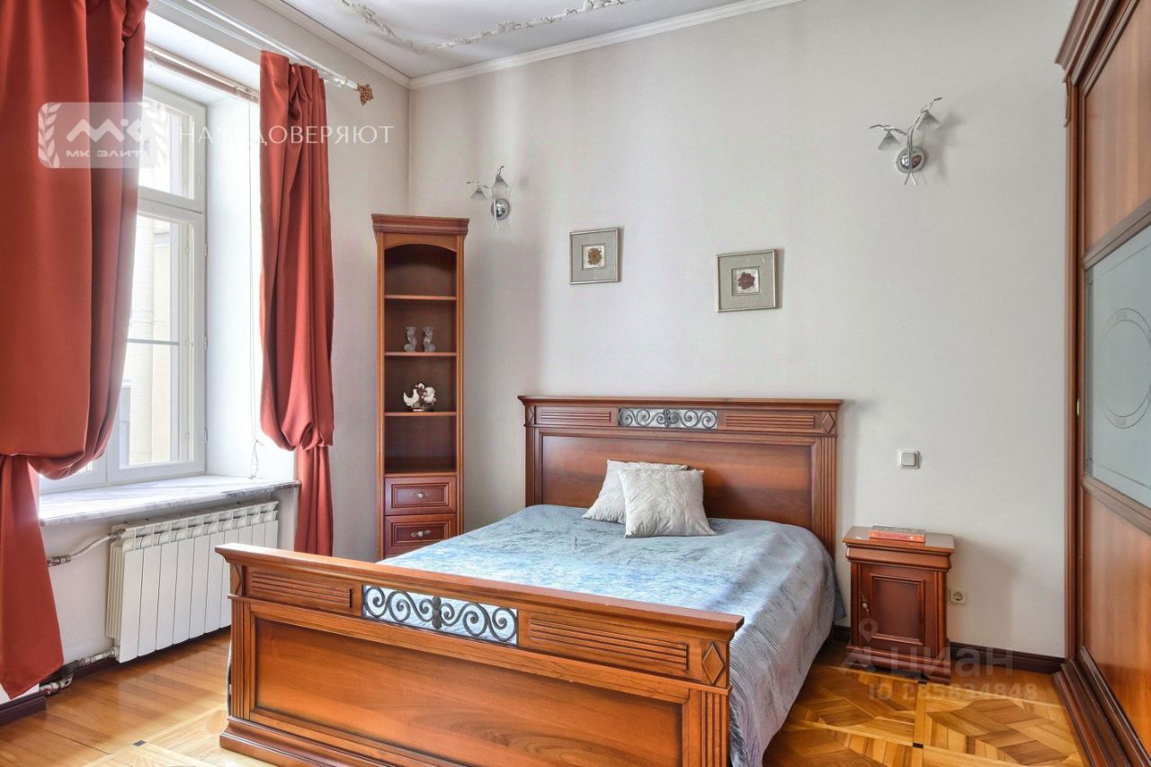 Продажа 4-комн квартиры на вторичном рынке набережная Канала Грибоедова, 19