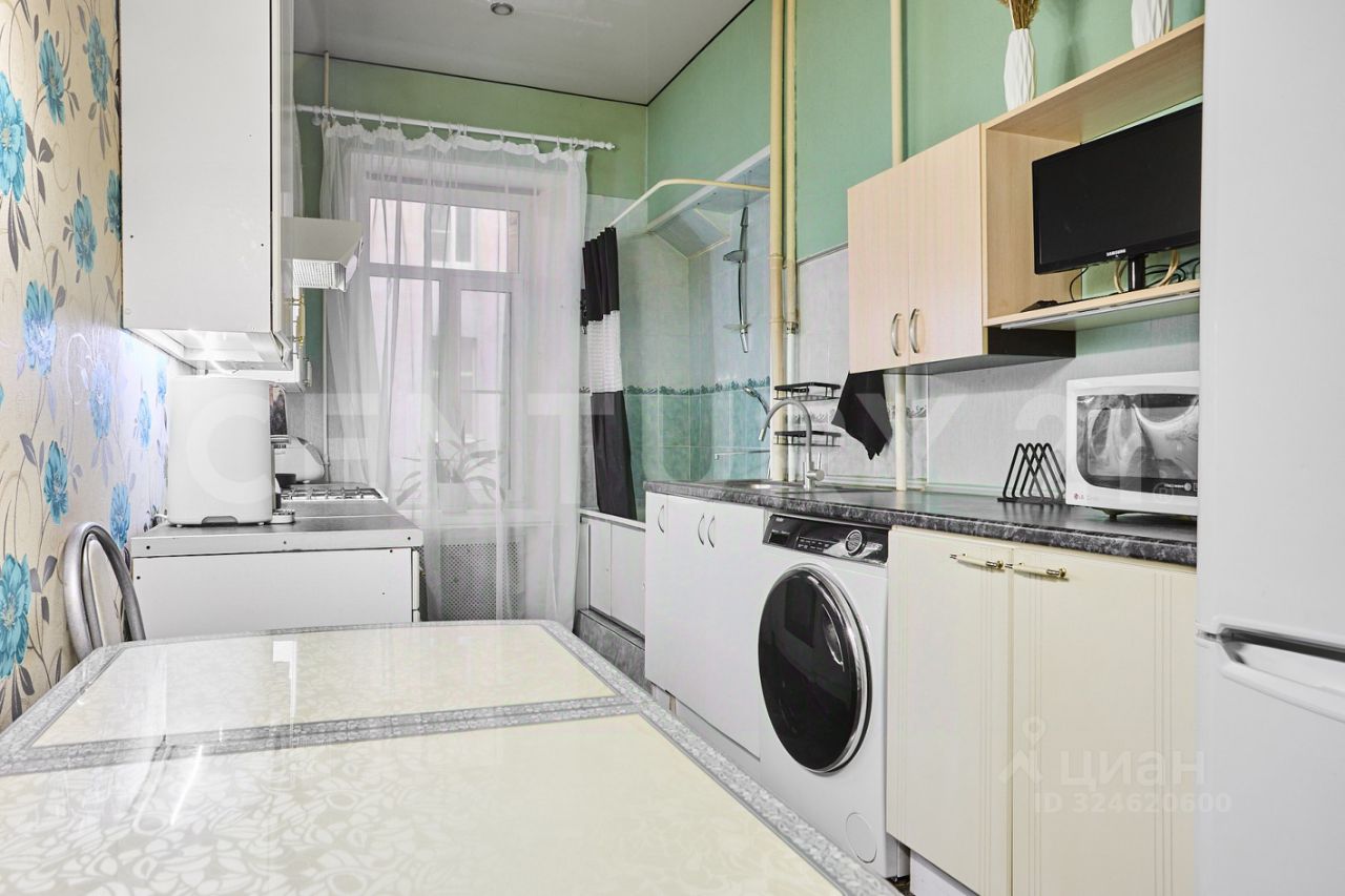 Продажа 3-комн квартиры на вторичном рынке 10-я Васильевского острова линия, 43