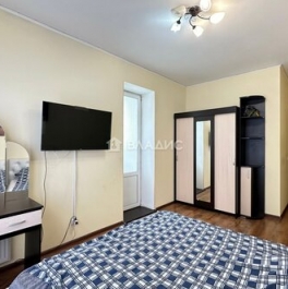 Продажа 3-комн квартиры на вторичном рынке Зенино, Озёрная улица,  д. 1