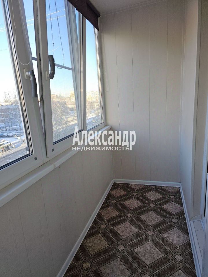 Продажа 3-комн квартиры на вторичном рынке пос. Металлострой, Полевая улица, 5