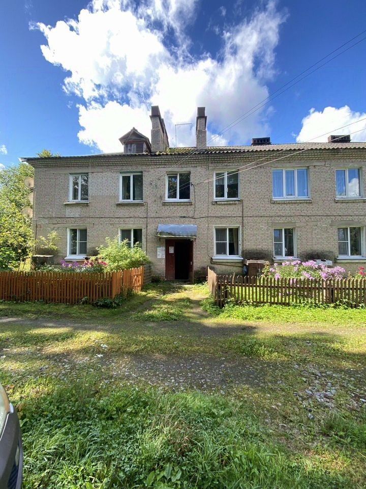 Продажа 2-комн квартиры на вторичном рынке д. Наволок, улица Центральная, 19