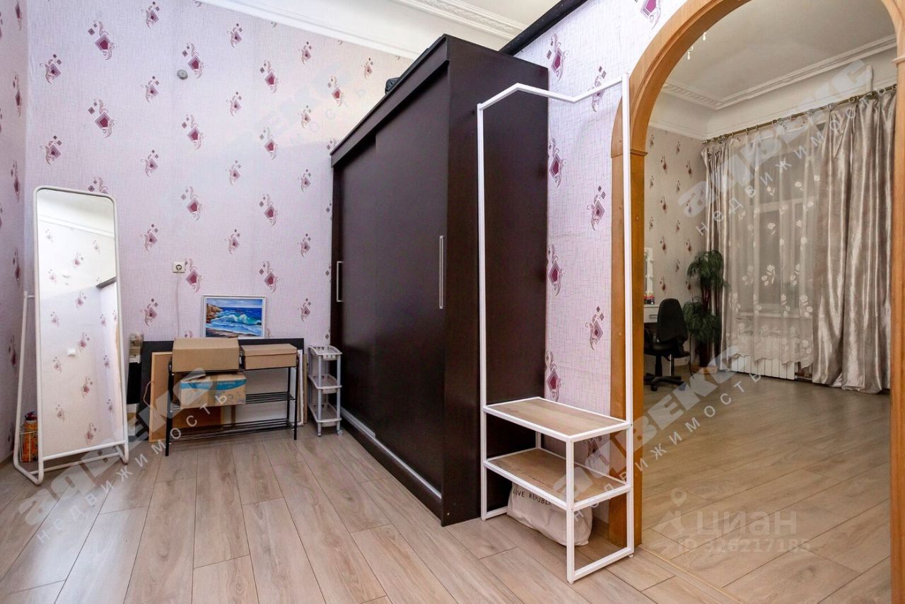 Продажа 6-комн квартиры на вторичном рынке 9-я Васильевского острова линия, 54