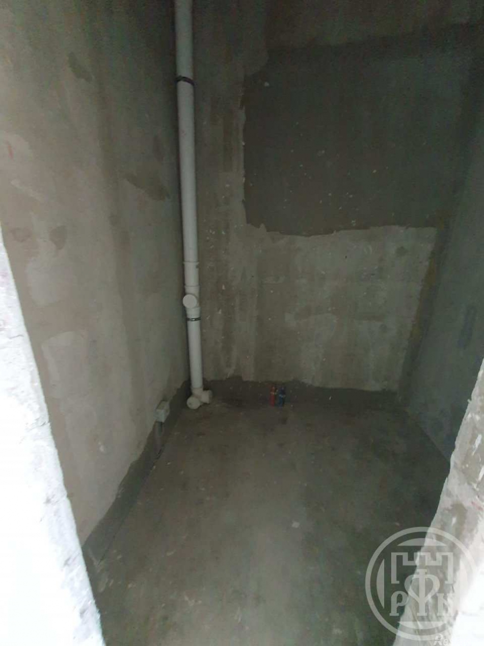 Продажа 4-комн квартиры на вторичном рынке Петровский просп.,  д. 9